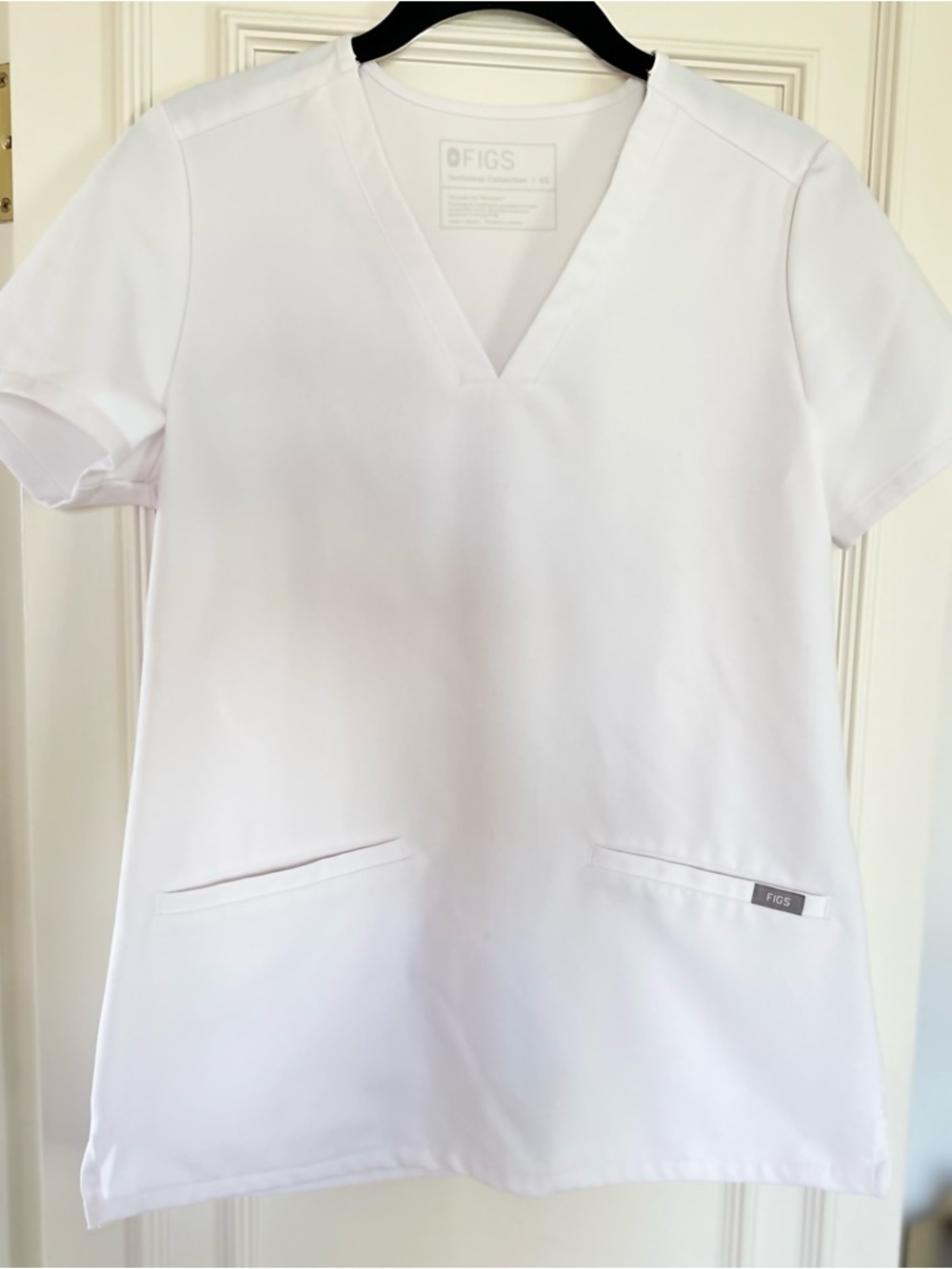 Figs Women's Casma 3 Pocket Scrub Top in White